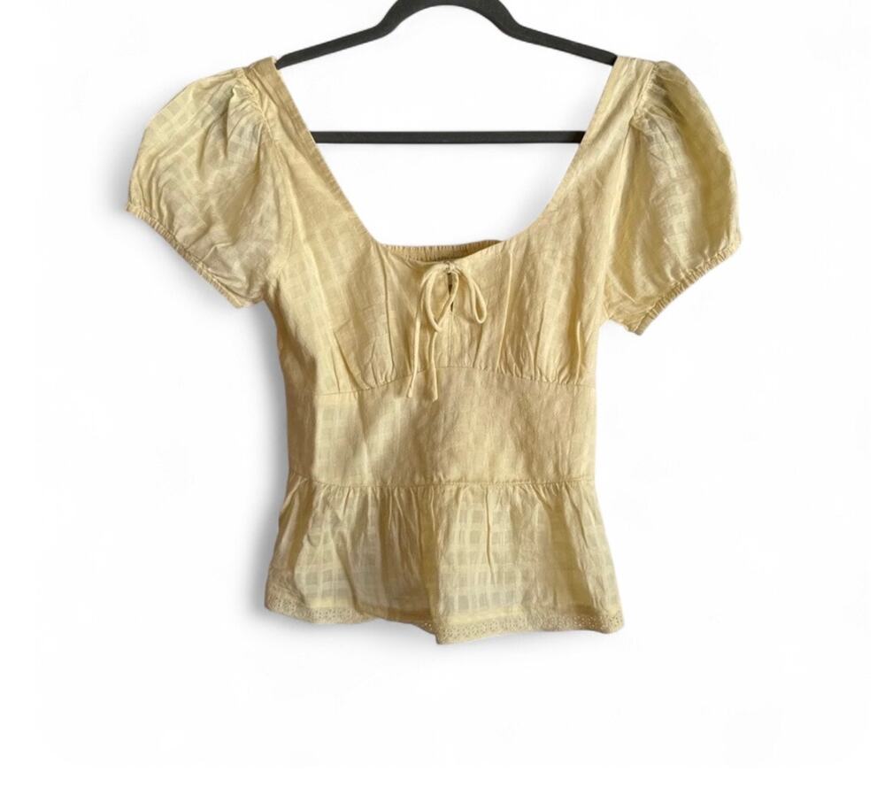 NWT Hollister pale Yellow Chic puff sleeves with a tie-front detail.
Size XS